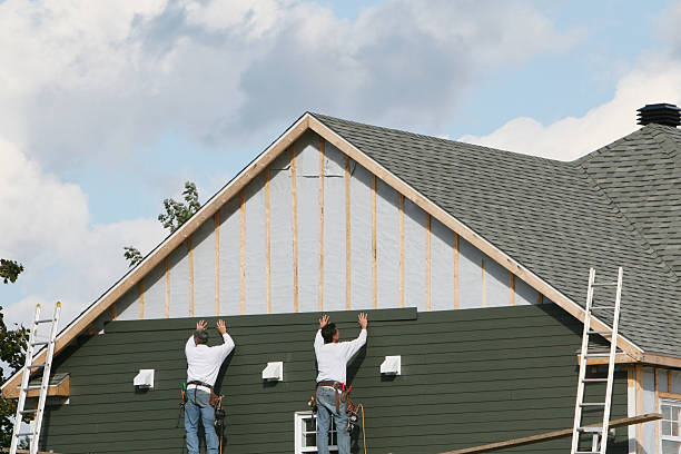 Professional Vinyl Siding technician working in Freehold, NJ